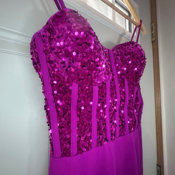 Elegant Fushia Sequin Gown - Picture 3 of 6
